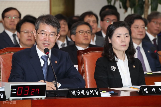 [저작권 한국일보] 안철상(앞줄 왼쪽) 법원행정처장이 29일 국회에서 열린 법제사법위원회 국정감사에서 의원 질의에 답하고 있다. 오대근기자