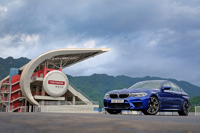 BMW M5는 M5의 새로운 시대를 정의한다. 바로 'New ERA of New M5'인 것이다.