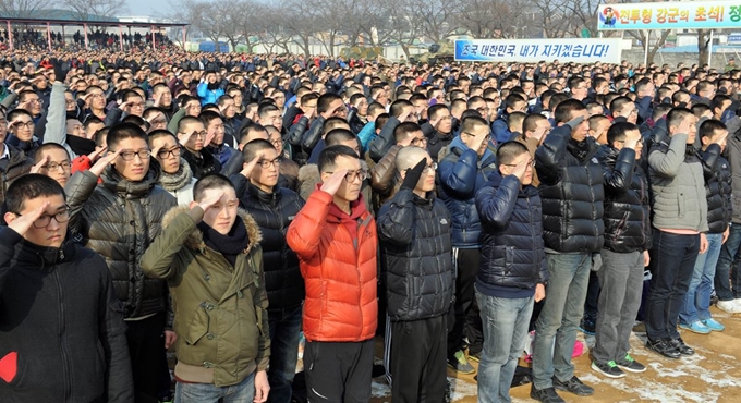 논산 육군훈련소에 입소한 장병들. 한국일보 자료사진