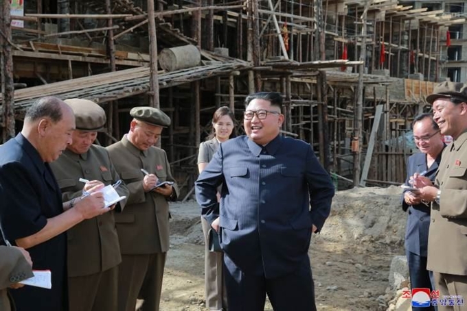 김정은 북한 국무위원장이 부인 리설주와 함께 삼지연군 건설현장을 방문했다고 조선중앙통신이 8월 19일 보도했다. 연합뉴스