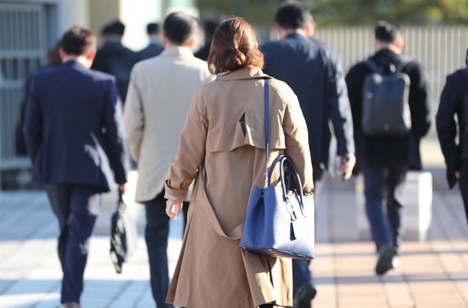 아침 기온이 영하권으로 떨어지는 등 올해 가을 들어 가장 추운 날씨를 보인 30일 오전 세종시 정부세종청사 앞에서 시민들이 출근을 하고 있다. 연합뉴스