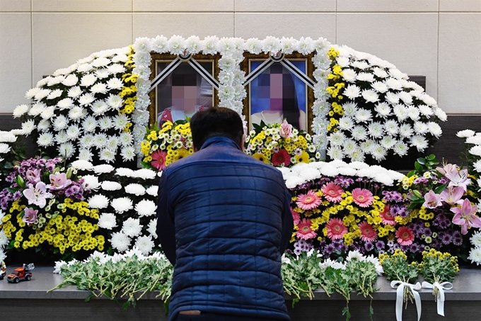 지난 20일 오후 김해시 서상동의 한 원룸에서 발생한 화재로 사망한 림 크리스티나(15, 여)양과 황 막심(4)군의 빈소가 22일 오후 경남 김해시 외동 김해중앙병원 장례식장에 마련돼 고려인 공동체 한 관계자가 조문을 하고 있다. 전혜원 기자