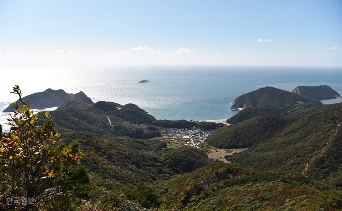 삼각산 능성에서 내려다 본 모래울 마을과 서풍받이(왼쪽 바다 끝자락).