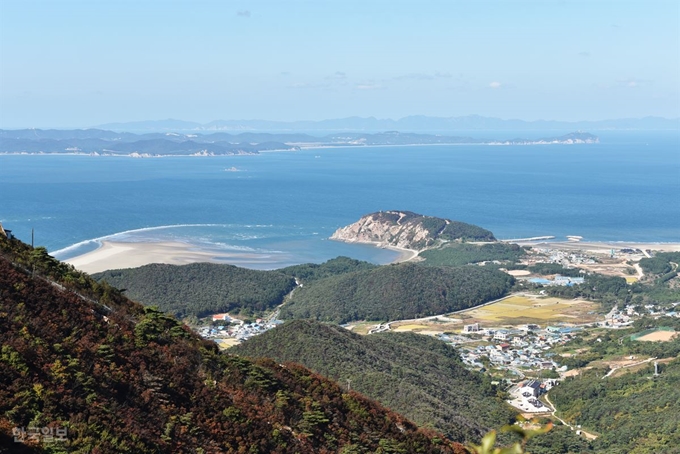 삼각산 정상에서 본 대청도 북측 모습. 왼편 농여해변과 미아해변 사이 풀등이 형성돼 있다. 뒤편으로 백령도와 북한 땅이 보인다.