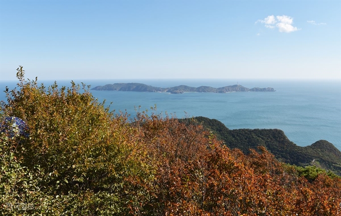 대청도 남쪽 바다에 떠 있는 소청도 풍경.