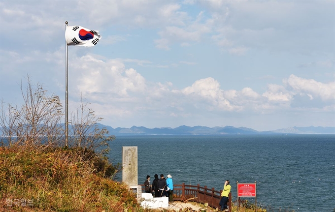 두무진 끝자락 통일기원비 옆에 태극기가 날리고 있다. 바다 건너가 북한 장산곶이다.