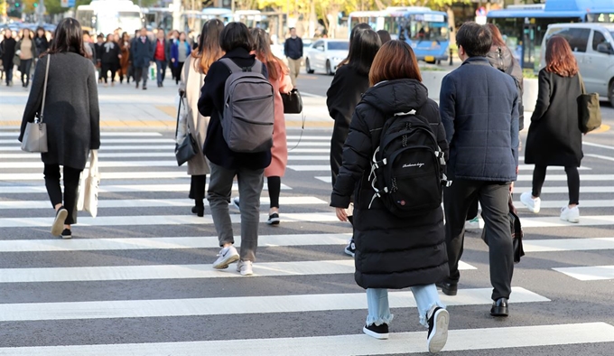 서울의 아침 최저기온이 4도까지 떨어지며 올 가을 최저기온을 보인 29일 오전 서울 종로구 광화문 네거리에서 시민들이 두꺼운 옷을 입고 발걸음을 재촉하고 있다. 연합뉴스