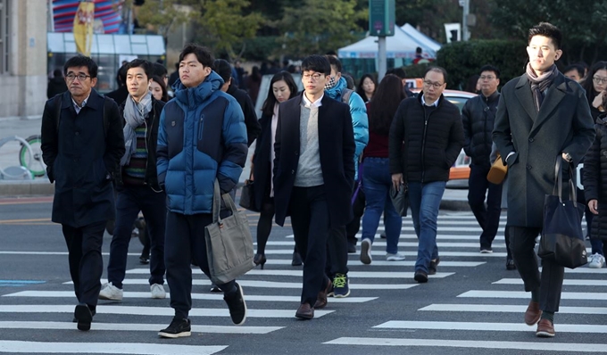 서울 최저기온이 1도를 보이는 등 올 가을들어 가장 추운날씨를 보인 30일 오전 서울 세종대로사거리 횡단보도에서 두터운 옷차림의 시민들이 발걸음을 재촉하고 있다. 기상청은 이날 북서쪽에서 내려오는 찬공기로 인해 기온이 평년보다 3~7도 가량 낮고, 바람도 강하게 불어 체감온도가 더욱 낮아 쌀쌀한 날씨를 보이겠다고 밝혔다. 뉴스1