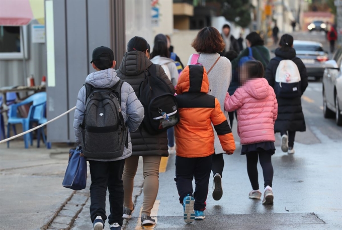 아침 기온이 영하권으로 떨어지는 등 올가을 들어 가장 추운 날씨를 보인 30일 오전 서울 영등포구 대방역 인근에서 어린이들이 두꺼운 외투를 입고 등교하고 있다. 연합뉴스