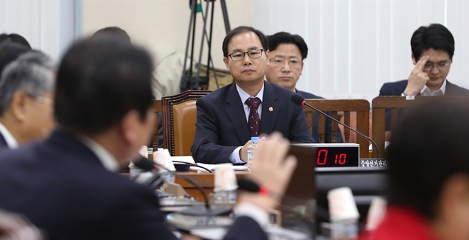 박영수 중앙선거관리위원회 사무총장이 30일 국회에서 열린 정치개혁특별위원회에서 위원들의 질의에 답하고 있다. 연합뉴스