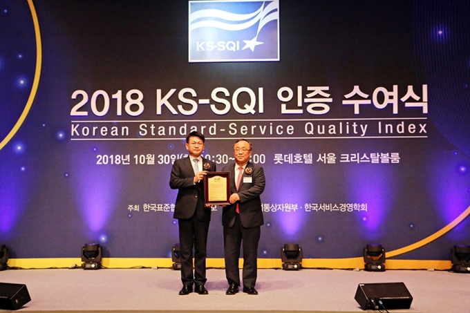 30일 오전 서울 중구 소공동 롯데호텔에서 열린 ‘2018 KS-SQI(한국서비스품질지수) 1위 기업 인증 수여식’에서 에어부산이 저비용항공부문 3년 연속 1위에 선정돼 에어부산 최판호(사진 왼쪽) 경영본부장이 한국표준협회 이상진 회장에게 인증패를 받은 뒤 기념촬영을 하고 있다. 에어부산 제공