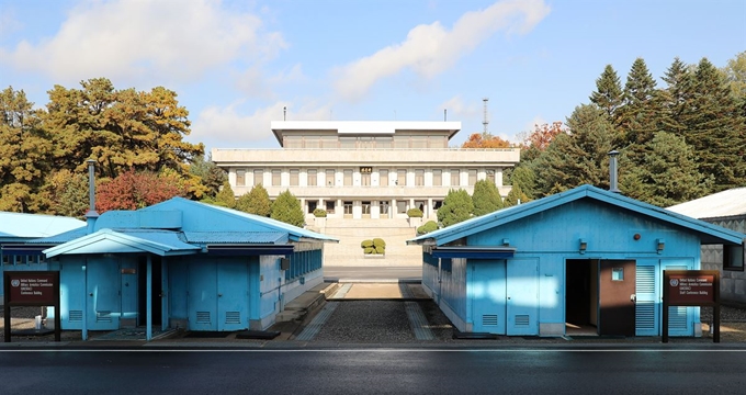 판문점 공동경비구역(JSA) 비무장화 조치가 끝난 26일 오후 남측 판문점에서 바라본 북측 판문각의 모습. 사진공동취재단 /2018-10-26(한국일보)