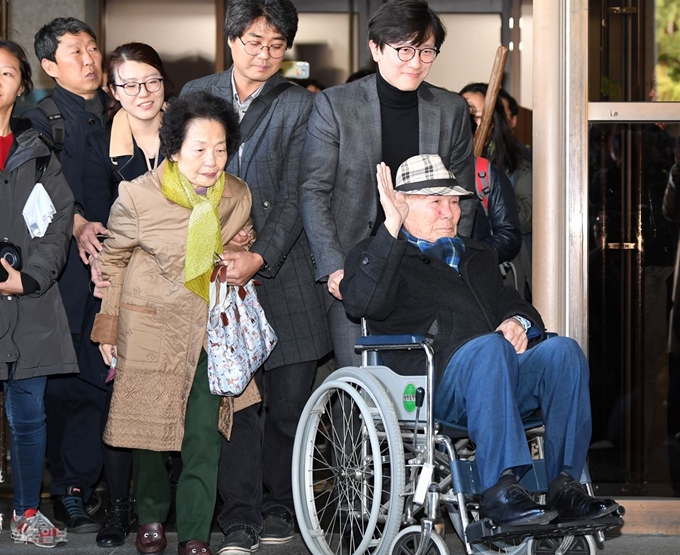 30일 오후 서울 서초구 대법원 앞에서 일제 강제징용 피해 생존자인 이춘식 할아버지가 강제징용 손해배상청구 소송 재상고심 선고공판에서 승소 판결을 받은후 법정에서 나오며 손을 들어 기쁨을 표시 하고 있다. 신상순 선임기자