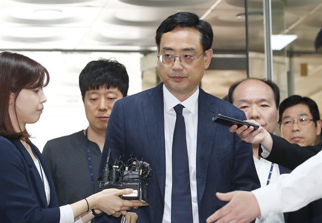 ‘최순실 태블릿PC 조작설’을 유포해 명예를 훼손한 혐의를 받고 있는 변희재 미디어워치 대표고문이 5월 29일 오전 구속 전 피의자 심문을 받기 위해 서울 서초동 서울중앙지법에 들어서고 있다. 연합뉴스