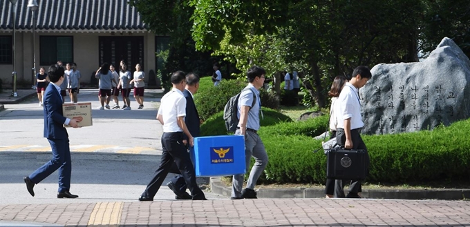 그림 1경찰이 지난달 5일 오후 서울 강남구 도곡동 숙명여고에서 압수수색을 마치고 돌아가고 있다. 홍인기 기자