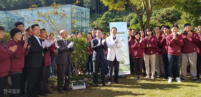 [저작권 한국일보]30일 제주 서귀포 제주라파의 집에서 고 김선웅 군을 기리는 '생명에 나무' 식수 행사를 마친 후 김군의 아버지 김형보씨와 사랑의장기기증운동본부 관계자들이 기념촬영을 하고 있다. 김영헌 기자.