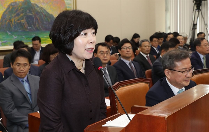 이희숙 한국소비자원 원장이 15일 오전 국회에서 열린 정무위원회의 공정거래위원회 등 국정감사에서 업무보고하고 있다. 연합뉴스