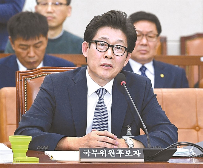 조명래 환경부 장관 후보자가 23일 오후 국회 환경노동위원회 회의실에서 열린 인사청문회에서 질의에 답변하고 있다. 오대근 기자