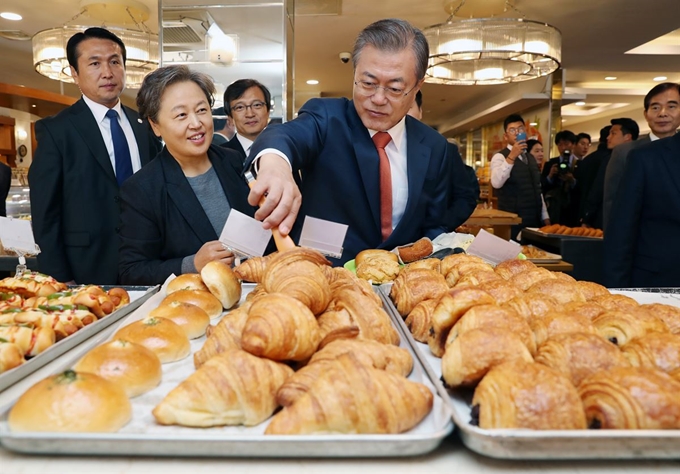 문재인 대통령이 30일 전북 군산시 빵집 이성당을 찾아 빵을 고르고 있다. 청와대사진기자단