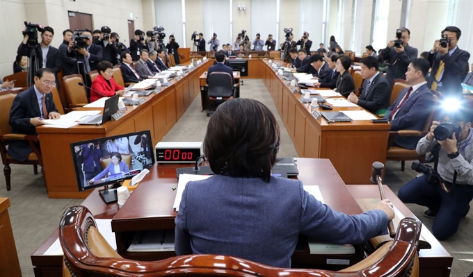 심상정 위원장이 30일 국회에서 열린 정치개혁특별위원회에서 의사봉을 두드리고 있다. 연합뉴스