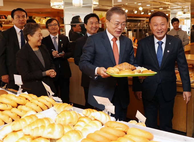 문재인 대통령이 30일 오후 전북 군산에 위치한 빵집 이성당을 찾아 빵을 고르고 있다. 청와대사진기자단