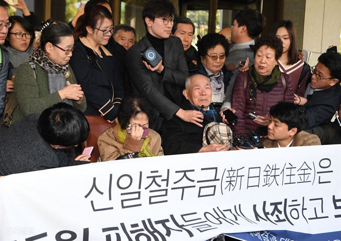 30일 서울 서초구 대법원 앞에서 일제 강제징용 피해 생존자인 이춘식 할아버지가 강제징용 손해배상청구소송 재상고심 선고 공판에서 승소 판결을 받은 뒤 열린 기자회견에서 혼자 살아남은 게 슬프다며 눈물을 흘리고 있다. 신상순 선임기자