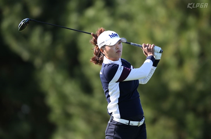 고진영이 12일 인천 스카이72 골프 앤 리조트 오션코스에서 열린 '2018 LPGA KEB하나은행 챔피언십' 2라운드 경기에서 티샷을 하고 잇다. KLPGA 제공