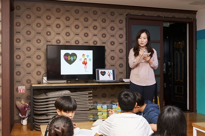 한 대안학교에서 탈북 청소년들의 심리ㆍ정서 지원을 돕는 ‘마음동무’ 프로그램을 진행하고 있다. 제일기획 제공