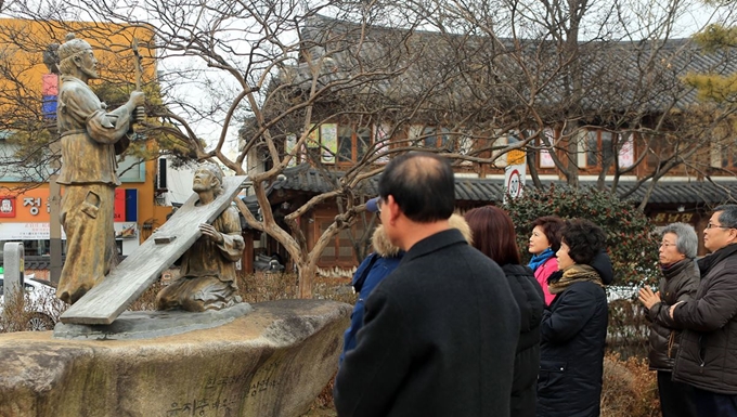 전북 전주 전동성당 안에 세워진 윤지충(오른쪽)과 외종형 권상연의 동상. 윤지충은 구베아 주교의 사목교서에 따라 어머니 장례를 천주교식으로 치렀다가 큰 변을 당한다. 한국일보 자료사진