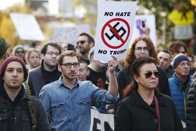 장례식장 주변에 모여든 시위대는 "말이 중요하다"(Words Matter), "트럼프, 집으로 가라"(Trump, go home!) 등의 피켓을 들었다. EPA 연합뉴스