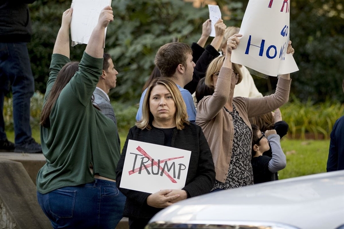 장례식장 주변에 모여든 시위대는 "말이 중요하다"(Words Matter), "트럼프, 집으로 가라"(Trump, go home!) 등의 피켓을 들었다. AP 연합뉴스