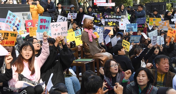 [저작권 한국일보] 31일 종로구 주한일본대사관 앞에서 열린 일본군 위안부 피해자 문제 해결 촉구 수요집회에 참가한 학생들이 일본의 사과를 요구하며 구호를 외치고 있다. 류효진 기자