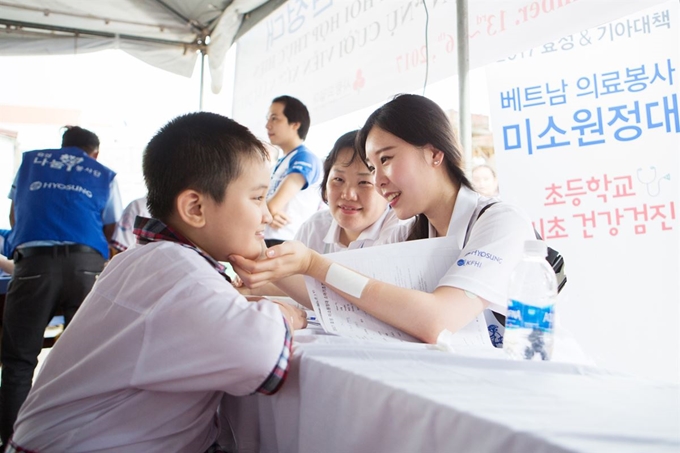 지난해 11월 효성 미소원정대가 베트남 동나이성 년짝 지방에서 지역주민을 대상으로 무료진료 봉사를 펼치고 있다. 효성 제공