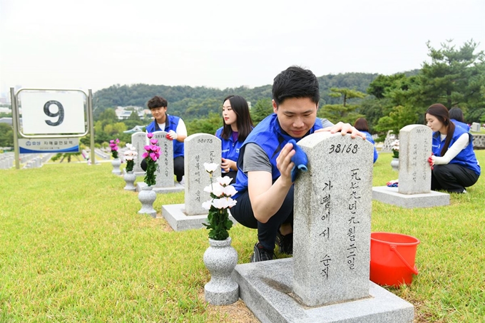 효성 임직원들이 지난 9월 19일 서울 동작구 국립서울현충원에서 묘역 정화활동을 하고 있다. 효성 제공