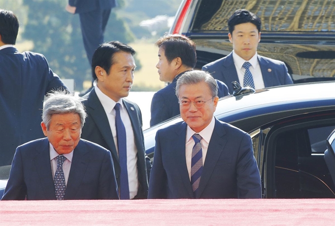 문재인 대통령이 1일 오전 내년도 예산안에 대해 시정연설을 하기 위해 국회에 도착, 본회의장으로 향하고 있다. 연합뉴스