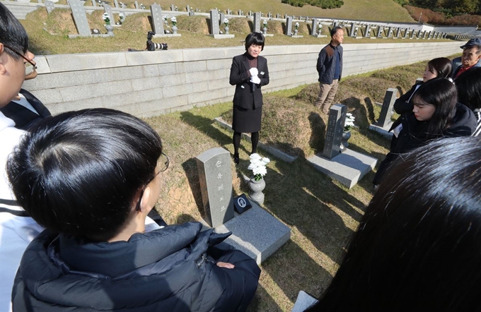 5·18광주민주화운동 당시 계엄군 등에 의해 성폭행이 자행됐다는 의혹이 지난달 31일 정부 공식 조사에서 사실로 드러났다. 이날 오전 광주 북구 국립5·18민주묘지에 1980년 당시 20세의 나이에 가슴이 잘린 채 처참한 모습으로 숨진 손옥례씨의 묘에서 추모객들이 참배하고 있다. 광주=연합뉴스