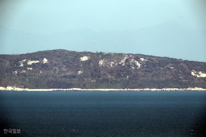 [저작권 한국일보]남북이 '9·19 군사합의서'에 따라 지상·해상·공중 완충구역에서 포사격과 기동훈련, 정찰비행 등 적대행위를 전면 중지하기로 한 1일 오전 인천시 옹진군 연평면 망향전망대에서 북한 황해남도 옹진군 대수압도. 고영권 기자