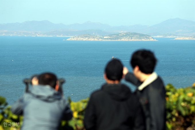 [저작권 한국일보]남북이 '9·19 군사합의서'에 따라 지상·해상·공중 완충구역에서 포사격과 기동훈련, 정찰비행 등 적대행위를 전면 중지하기로 한 1일 오전 인천시 옹진군 연평면 망향전망대에서 관광객들이 북측지역(황해남도 옹진군)을 살펴보고 있다. 고영권 기자