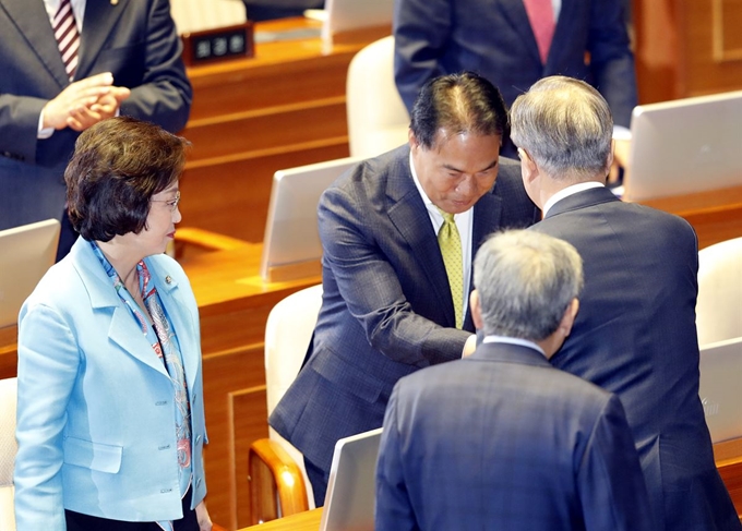 문재인 대통령이 1일 오전 서울 여의도 국회 본회의장에서 2019년도 예산안 관련 시정연설을 하기 전 본회의장에 들어오면서 이용주 의원과 악수하고 있다. 홍인기 기자