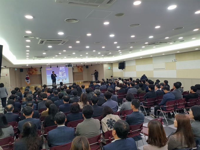 유명상 독도바르게알기운동본부 공동회장이 1일 대구 서구청 구민홀에서 '독도, 바르게 알고 외칩시다'라는 주제로 특강을 하고 있다. 김민규기자 whitekmg@hankookilbo.com