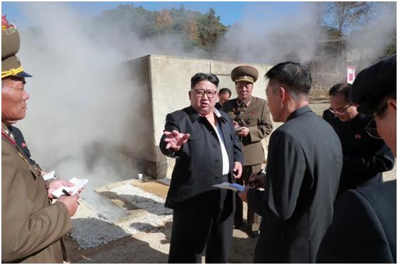 김정은 북한 국무위원장이 평안남도 양덕군의 온천관광지구 건설 현장을 방문했다고 북한 매체들이 1일 보도했다. 사진은 조선중앙TV가 공개한 김 위원장의 현장 시찰 모습으로, 인민복 단추를 모두 풀어헤친 채 현장 관계자들에게 건설 진행상황 관련 지시를 하고 있다. 연합뉴스