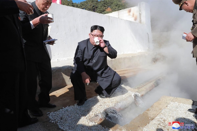 김정은 북한 국무위원장이 평안남도 양덕군 온천관광지구 건설현장을 현지지도했다고 1일 조선중앙통신이 보도했다. 조선중앙통신은 해당 사진을 보도하며 구체적인 날짜는 명시하지 않았다. 연합뉴스