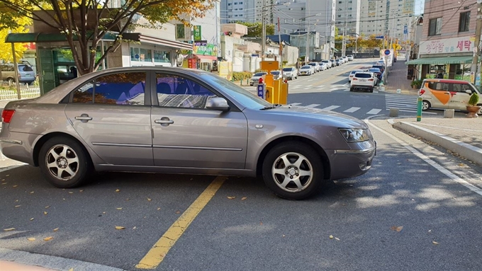 전기차 충전소를 설치해주지 않았다는 이유로 아파트 주민이 정문 입구를 막고 5시간 동안 연락이 두절되는 바람에 주민들이 피해를 호소했다. 독자 제공.