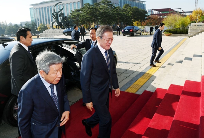 문재인 대통령이 1일 오전 내년도 예산안에 대한 시정연설을 위해 국회에 도착하고 있다. 류효진 기자