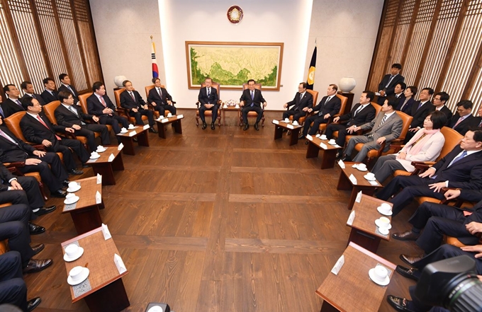 문재인 대통령이 1일 오전 서울 여의도 국회에서 열린 2019년도 예산안 처리를 위한 시정연설에 앞서 여야 정당 대표들과 환담을 하고 있다. 류효진 기자