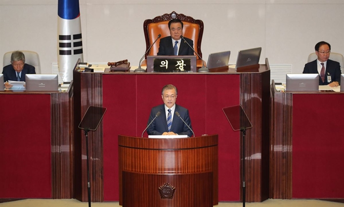 문재인 대통령이 1일 오전 서울 여의도 국회 본회의장에서 2019년도 예산안에 대한 시정연설을 하고 있다.홍인기 기자