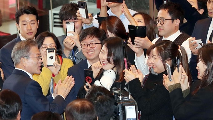 1일 시정연설을 마친 문재인 대통령이 본회의장을 나서며 본청 현관에서 기다리던 국회 직원들과 인사하고 있다. 홍인기 기자