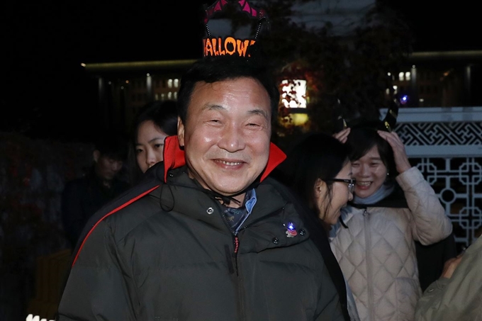 손학규 바른미래당 대표가 31일 서울 여의도 국회 앞에서 열린 정치개혁공동행동 '아주 정치적인 밤' 문화제에 핼러윈 복장을 입고 참석해 밝게 웃고 있다. 뉴스1