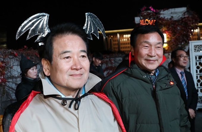 31일 오후 서울 영등포구 여의도 국회 정문에서 정치개혁공동행동 주최로 열린 선거제도 개혁을 위한 이야기와 노래가 있는 '아주 정치적인 밤' 문화제에서 손학규 바른미래당 대표, 정동영 민주평화당 대표가 헬러윈 복장을 하고 선거제도개혁 퍼포먼스를 하고 있다. 뉴시스