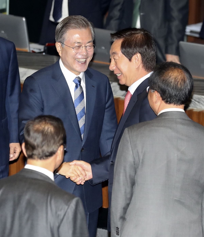 문재인 대통령이 1일 국회 본회의장에서 시정연설을 마친 뒤 김성태 자유한국당 원내대표와 밝은 표정으로 악수하고 있다. 류효진 기자